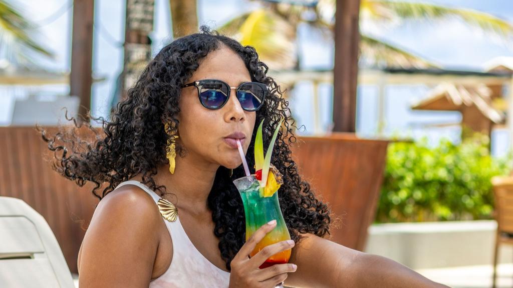Bar en la playa 5 con ambiente caribeño y deliciosas bebidas