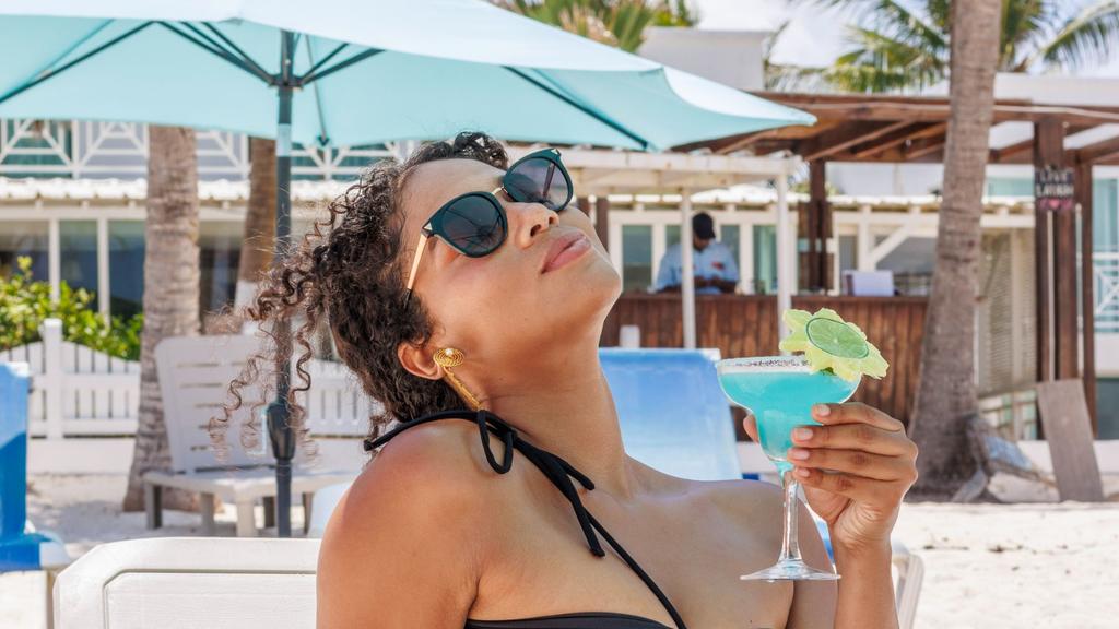 Bar en la playa 7 con ambiente caribeño y deliciosas bebidas
