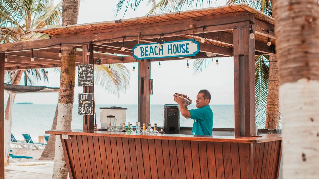 Bar en la playa 2 con ambiente caribeño y deliciosas bebidas