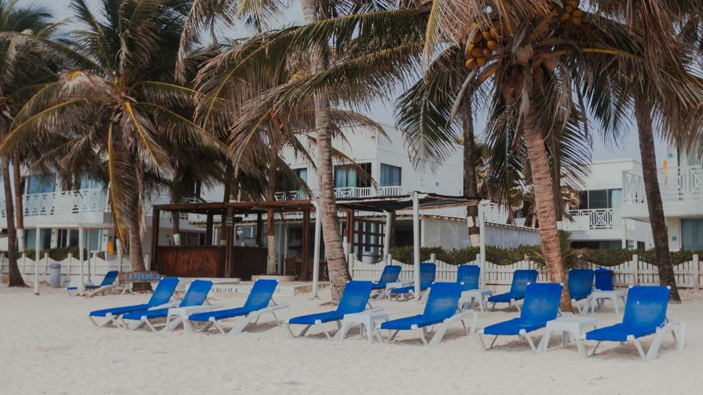 Club de playa 2 al frente del hotel con asoleadoras para los huespedes