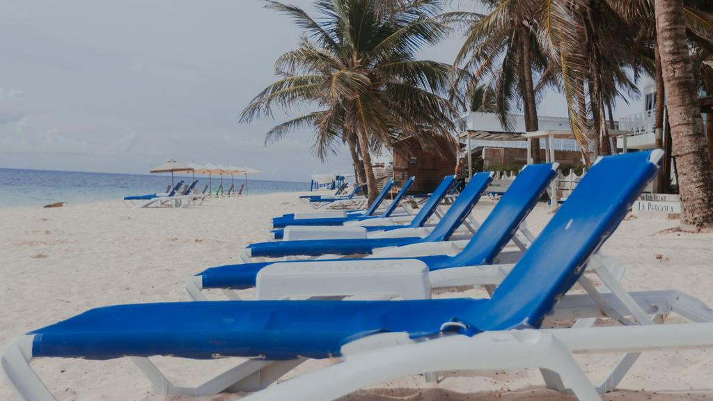 Club de playa 3 al frente del hotel con asoleadoras para los huespedes