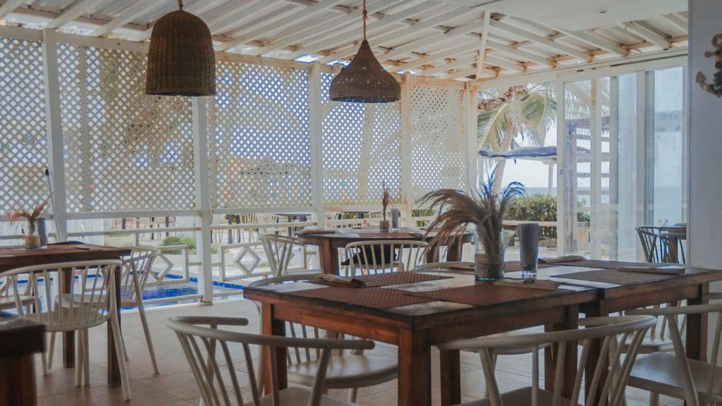 Restaurante 2 al lado de la piscina con deliciosa gastronomia caribeña e internacional