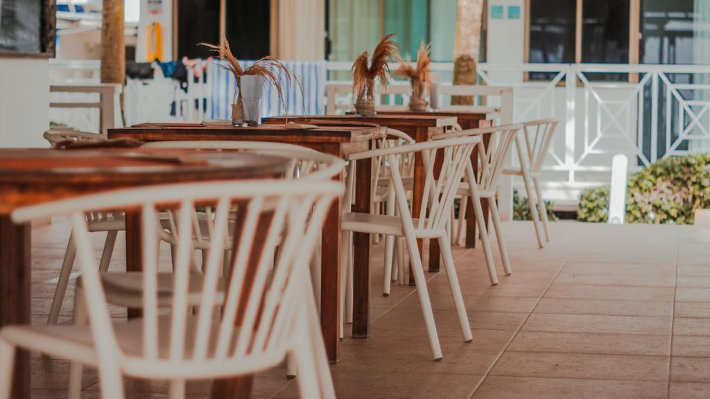 Restaurante 4 al lado de la piscina con deliciosa gastronomia caribeña e internacional