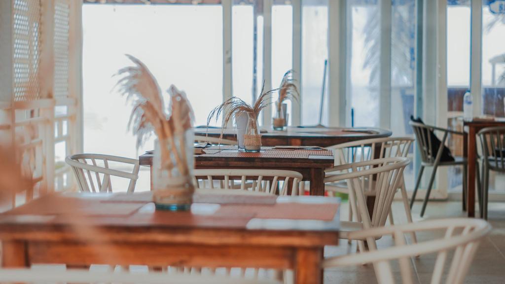 Restaurante 5 al lado de la piscina con deliciosa gastronomia caribeña e internacional
