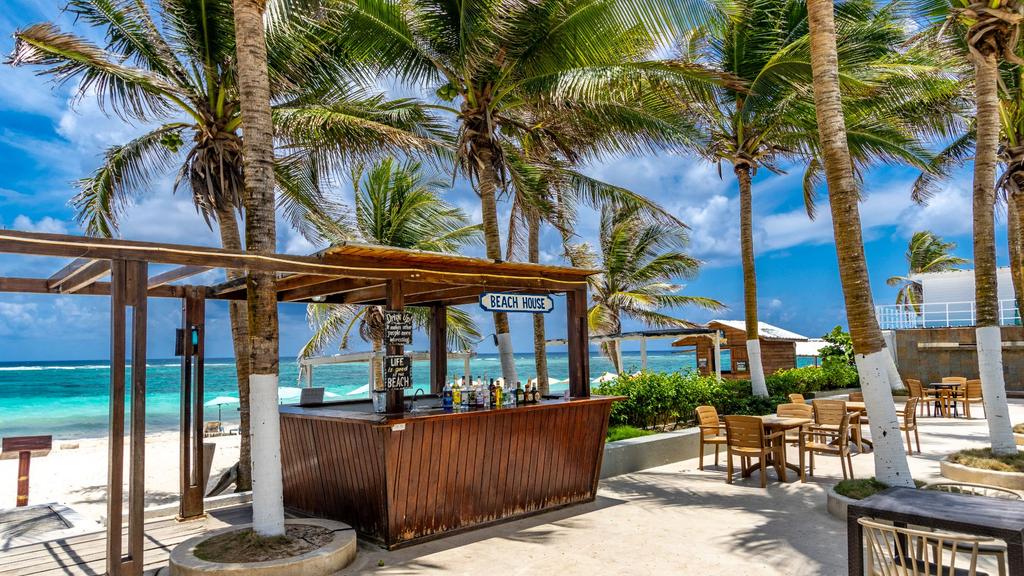 Bar en la playa con ambiente caribeño y deliciosas bebidas