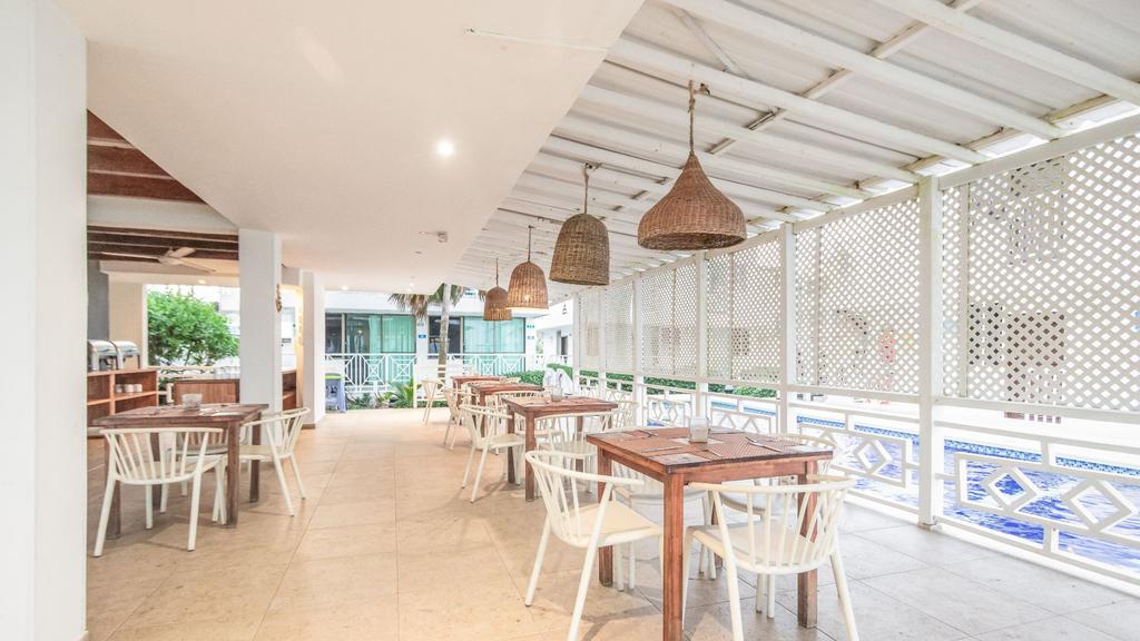 Restaurante al lado de la piscina con deliciosa gastronomia caribeña e internacional
